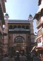 Vstupní brána do muslimského komplexu Dargah