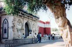 Vstupní brána 'krysího chrámu' - Karni Mata Temple