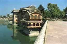 Část paláce Gopal Bhavan s vodní nádrží v Deegu