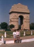 Brána Indie nese na svých zdech jména 85000 indických vojáků, kteří padli v 1. svět. válce a v afgánské válce roku 1919