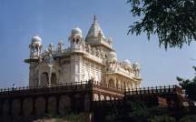 Jaswant Thanda - památník maharadže Jaswant Singh II je celý z bílého mramoru